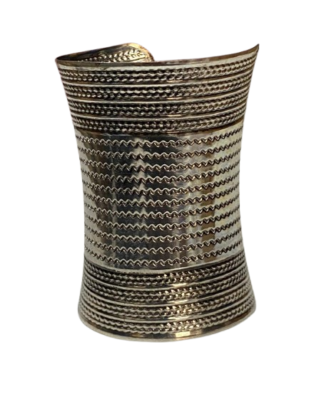 Elegant Cuff Bracelet – Timeless Style for Every Wrist - Image 3