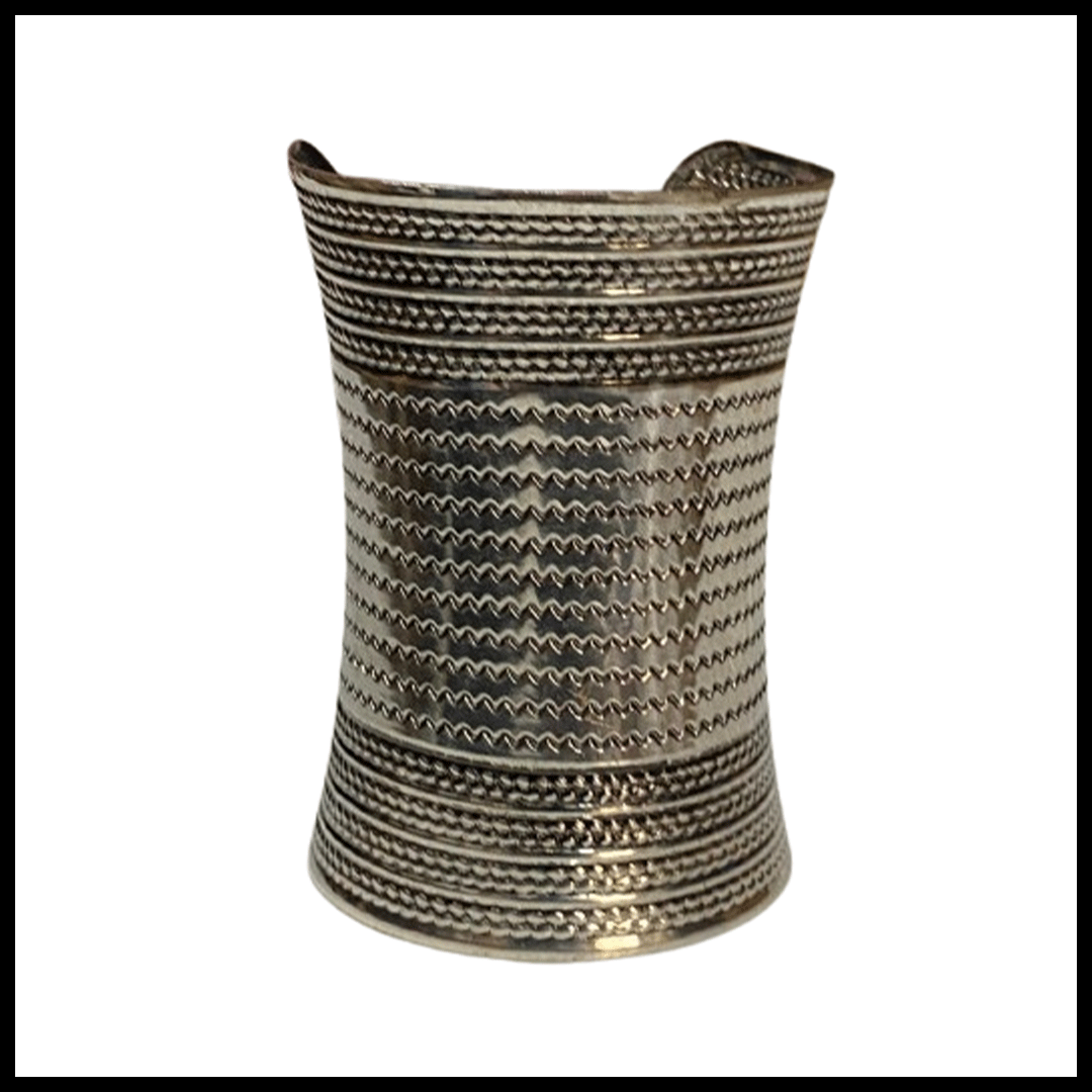 Elegant Cuff Bracelet – Timeless Style for Every Wrist - Image 2